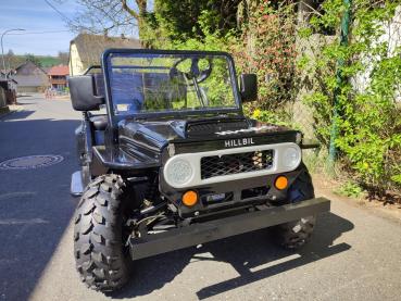 HILLBIL XTR-9 Elektro Kinderauto 1200 W, schwarz glänzend, konfigurierbar 10 km/h bis 40 km/h, mit Alufelgen und Anhängerkupplung, feste Sitzbank